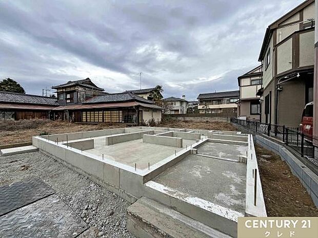 基礎工事が完了しました。この後は足場を作り、柱や梁などのお家の骨となる部分を造る作業へと移ります。