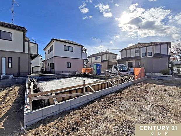 現在は基礎工事中です。床一面と立ち上がりを鉄筋コンクリートで施工し、地震に強い基礎を造ります。