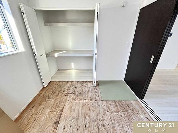 【和洋室4.5帖】家事をしながらお子様の見守りができるので、お昼寝や遊びのスペースとしてもピッタリ!くつろぐスペース、客間など多目的に活用できます。