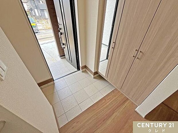 家族みんなの靴をすっきり収納できる、大容量シューズボックス付きの玄関。姿見鏡も備わっており、お出かけ前の身だしなみチェックもスムーズです。