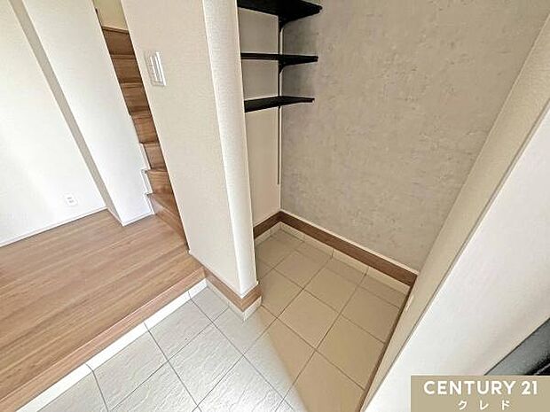 玄関にはシューズボックスの他に土間収納があります。ベビーカーや、お子様の三輪車、外遊びの道具なども、泥汚れを気にせずそのまま収納可能。