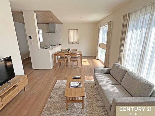 【LDK18帖】3面採光×南向きで陽当り良好なLDK18帖。折上天井を配し、開放的な空間となっています。※家具はCGによるイメージです。