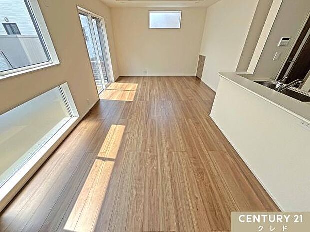 【LDK18帖】家具を配置してもゆとりある動線を確保できる広さ。ご家族みんなが自然体で心地良く過ごすことができますね。