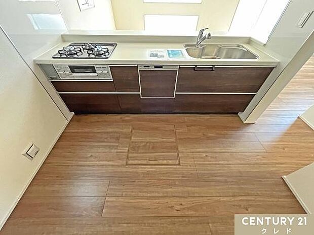 人気の対面式キッチン!食洗機・浄水器・3口コンロ付き。家族と会話を楽しんだり、お子様の様子を見守ることができ、安心感のある設計です。