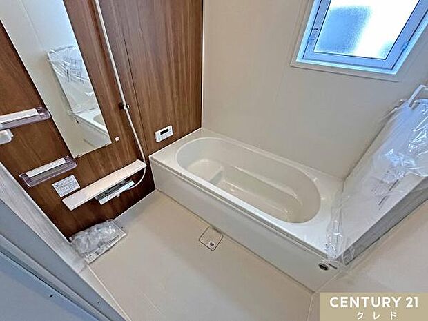 ゆったり浸かれる一坪タイプの浴室。浴槽にはステップが設けられており、半身浴を楽しんだり、お子様の入浴サポートにも便利です。