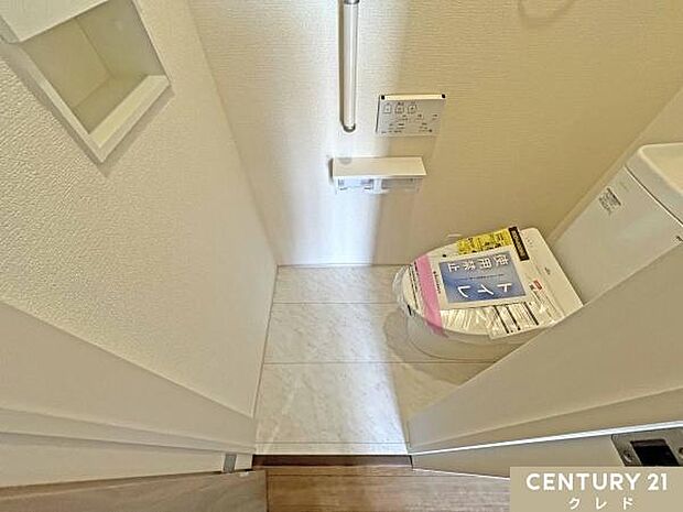 肌への負担に配慮し、快適な生活をサポートする温水洗浄機能付きトイレ。棚収納もあり、ペーパー類や小物をすっきり片付けられます。