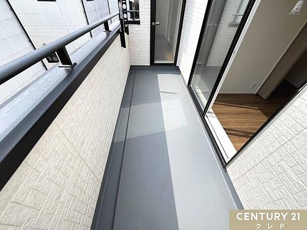 一日を通して陽光が心地よく降り注ぐ、南向きバルコニー。洗濯物が乾きやすいのはもちろん、室内にも明るい自然光が差し込みます。