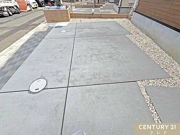 並列2台駐車可能！複数台所有される方や来客の多いご家庭も安心です。オープン外構の直線アプローチで入出庫がスムーズです。