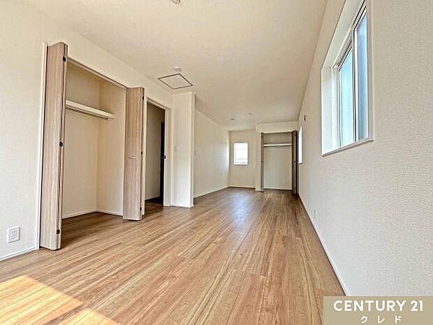 【洋室6帖+6帖】12帖の洋室は、お子様の成長やライフスタイルに応じて2部屋に分けることも可能!各室にハンガーパイプ付き収納を備えています。