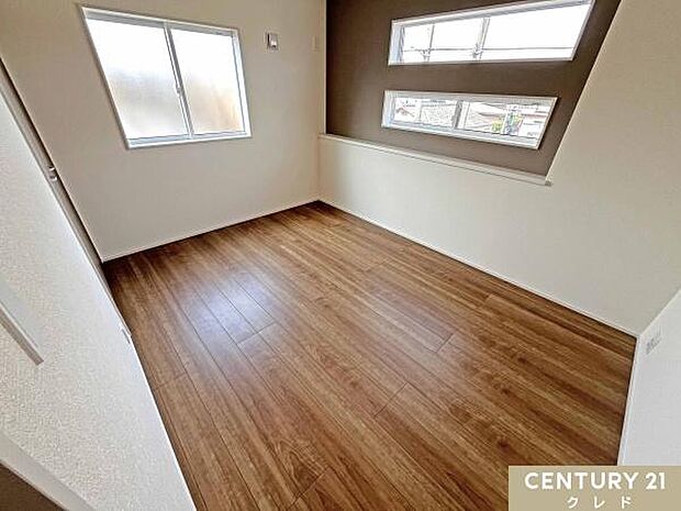 【洋室6帖】実際の広さ以上のゆとりを感じさせる勾配天井のお部屋。採光と通風を確保し、明るく快適な居室空間となっています。