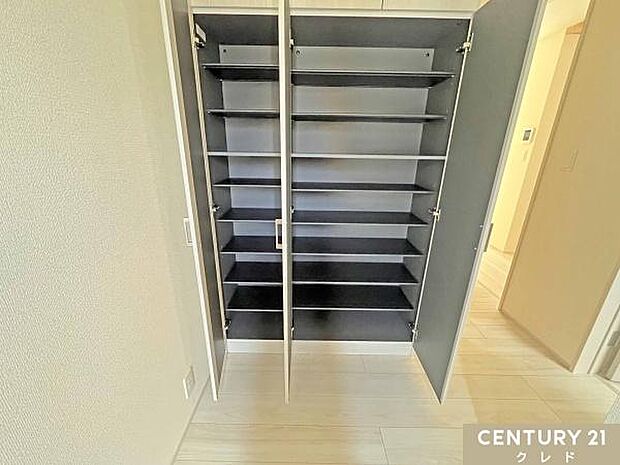 高さのある収納は家族の人数分の靴もたっぷりと収納できます。すっきりと片付いた玄関では家族が並んで靴を履き、出かけることができます。