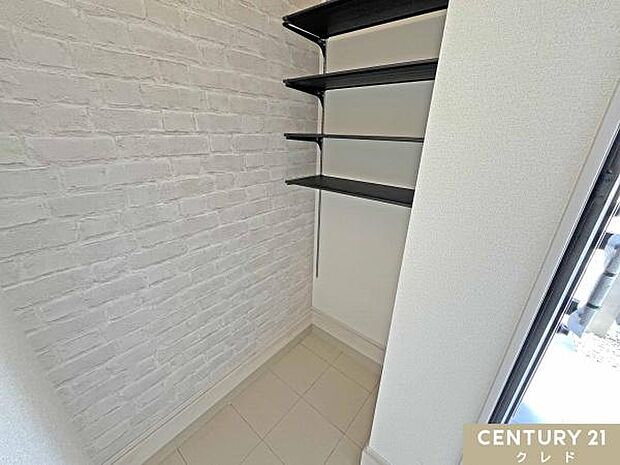 【SIC】ベビーカーも畳まず置けるシューズインクローゼットを設置。お好みの位置で固定できる可動棚で収納力もアップ。明るい日差しが差し込み、換気も良好です。