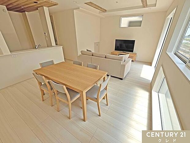 【LDK19.75帖】3面採光・南向きで陽当たり良好なLDK19.75帖！対面式キッチンの家族との会話も弾む明るい空間が実現しました。※家具はCGによるイメージです。