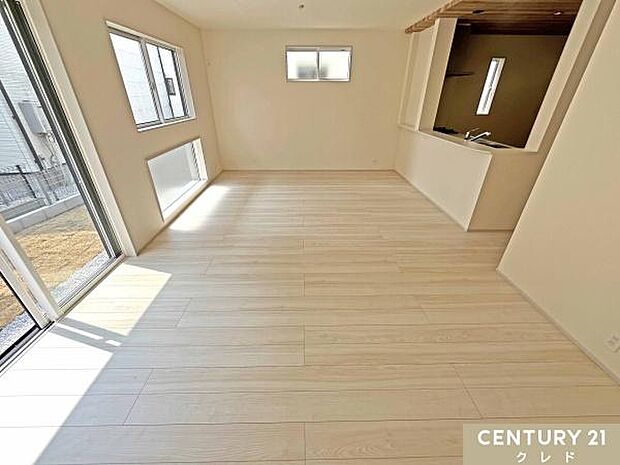 【LDK19.75帖】開放感あふれる19帖のLDKは、家族や友人との素敵なひとときを演出します。木材の素材感を感じる空間は自分のスタイルに合わせた多彩なレイアウトが可能です。