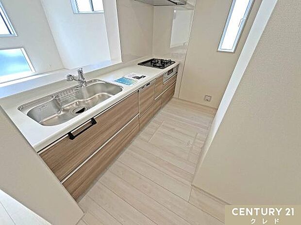 収納豊富なシステムキッチンは動線にゆとりを作り、住空間を広く確保。キッチンツールなどもすっきりと収納することができ毎日のお料理やお掃除も快適に行うことができます。