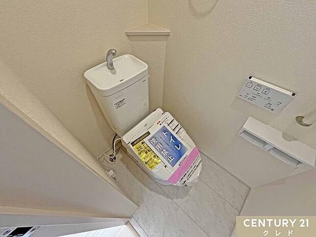 見やすく操作が簡単な温水洗浄便座。壁面にリモコンを設置することにより、楽な姿勢での操作が可能。すっきりとした個室で掃除しやすい設計です。