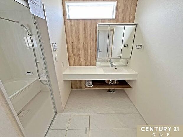 カウンター部分が広い洗面化粧台は、複数人が同時に使用できます。豊富な収納スペースで化粧品や日用品をスッキリ整理でき、使いやすさも向上。朝の忙しい時間でもストレスなく、快適に準備ができます。