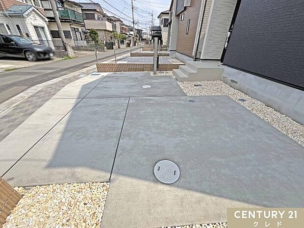 2台を停めることのできる駐車場は、スペースが広く家族の車や来客も余裕を持って駐車可能。出入りも快適で効率的にスペースを使えます。