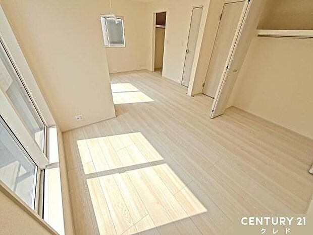 【洋室5.25帖+5帖】計10.25帖の空間は、将来間仕切りで2室にしやすい可変プラン。各スペースに収納を備え、子ども部屋や主寝室、書斎など多用途に対応します。