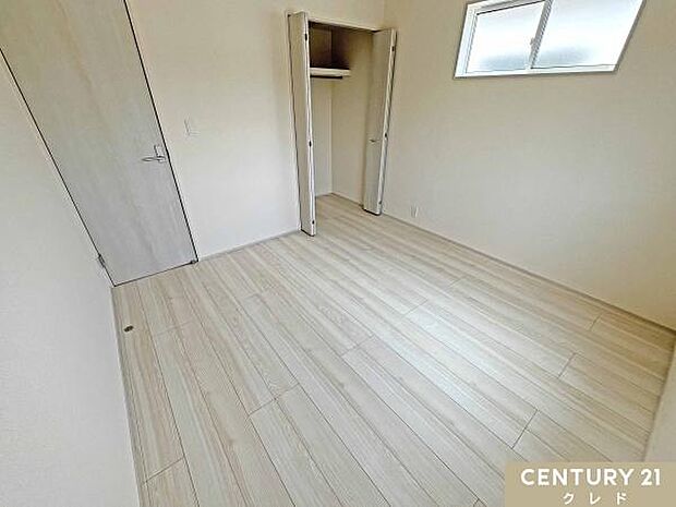 【洋室6.12帖】6帖はお子様の勉強部屋にも適した広さ!勉強机や本棚などの家具を置いてもフリースペースも確保することができます。