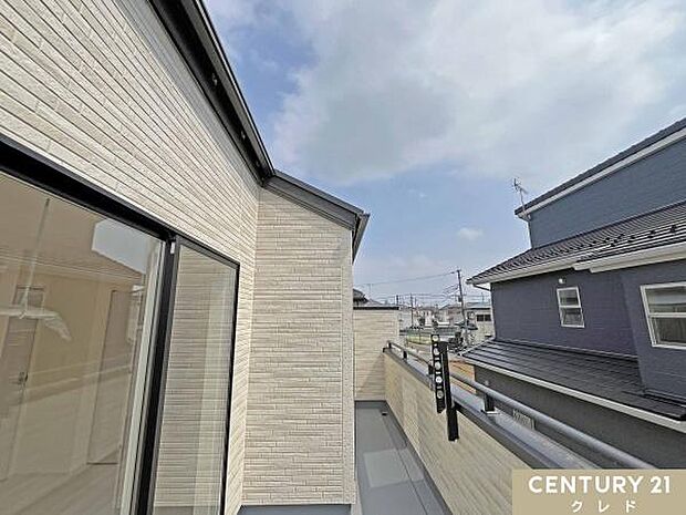 お住まいバルコニーからの眺望です。陽当たりの良い住宅街エリアのバルコニーからは、晴れた日には青々と広がる空を眺めることができます。