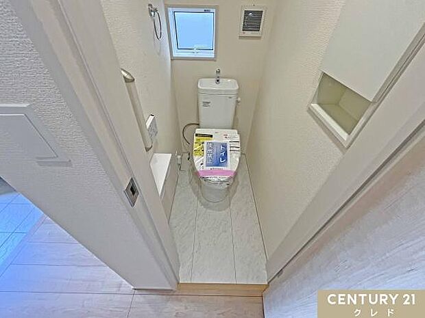 見やすく操作が簡単な温水洗浄便座。壁面にリモコンを設置することにより、楽な姿勢での操作が可能。すっきりとした個室で掃除しやすい設計です。