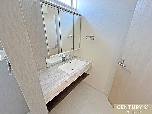 カウンター部分が広い洗面化粧台は、複数人が同時に使用できます。豊富な収納スペースで化粧品や日用品をスッキリ整理でき、使いやすさも向上。朝の忙しい時間でもストレスなく、快適に準備ができます。