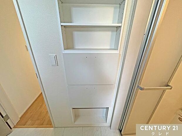 【洗面室収納】タオルや洗剤、スキンケア用品などを整理し、スペースを有効活用します。スッキリとした室内を保ち、使いやすさ向上や清潔感を演出します。収納を工夫することで、掃除も簡単になります。