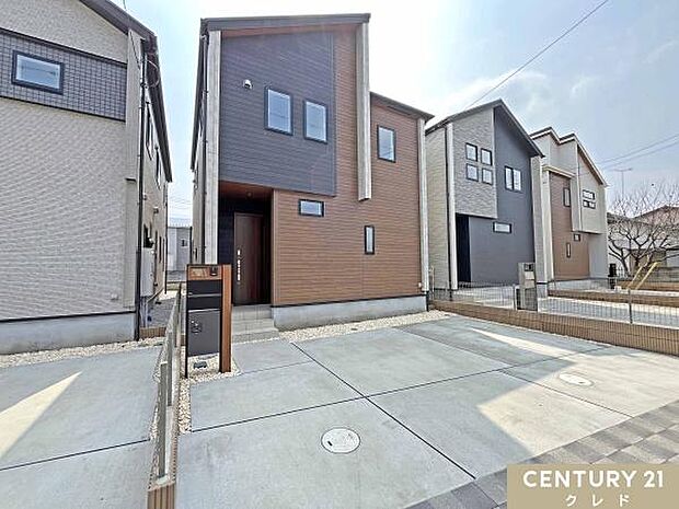 2台を停めることのできる駐車場は、スペースが広く家族の車や来客も余裕を持って駐車可能。出入りも快適で効率的にスペースを使えます。