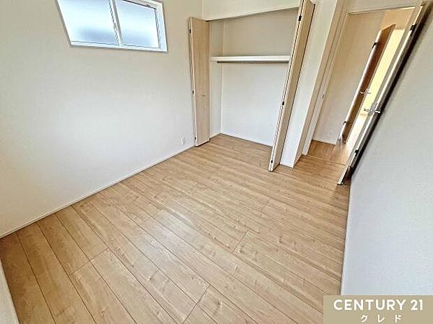 【洋室5.25帖】5帖の洋室は書斎など家族構成やライフスタイルに合わせてマルチに対応。机やベッドを配置し、効率的な作業空間やリラックスできる場所として活用できます。