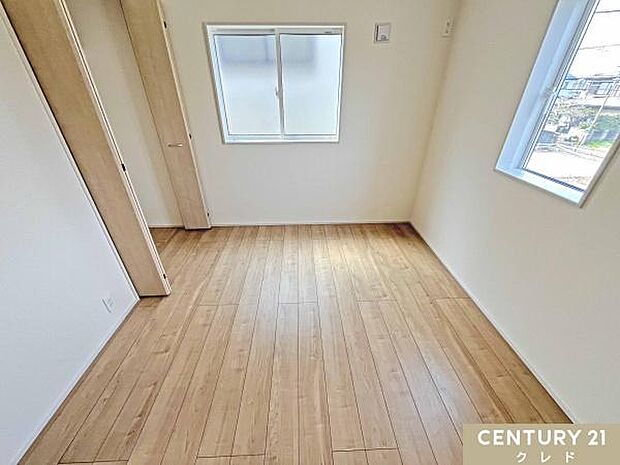 【洋室5.22帖】全室複層ガラスを採用。断熱性に優れ、一年を通して快適な室内を実現。防音効果も高く外の騒音を軽減。紫外線カット機能もあり、お気に入りの家具やカーペットの色あせを防ぎます。