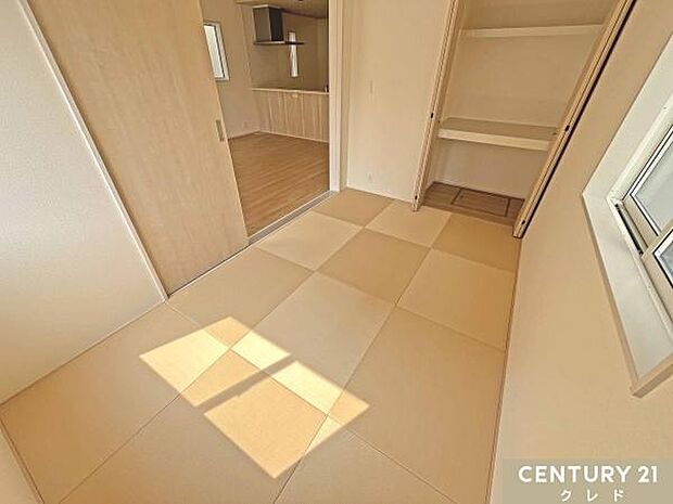 【和洋室5帖】LDKとつながるフレキシブルな和室。フチのない畳はモダンな配色でインテリアと相性がよく、好みの家具が置けます。