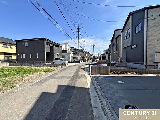 浅羽野小中学校まで徒歩11分。商業施設も近隣に充実しており、子育て家族にもオススメの住環境です。