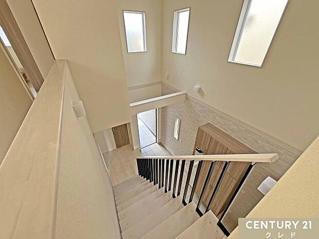 スケルトン階段を使用した玄関は光が通り抜ける開放的な空間。ゆとりある土間部分は趣味の空間としても使用できるマルチエントランスを採用しました。