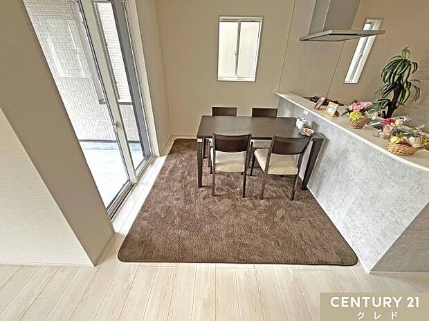 【LDK17.25帖】使い勝手のいい17帖のリビングは2人暮らしのご夫婦から子育て中の家族も快適な広さ。キッチンからリビング全体を見渡せる縦長の間取りです。