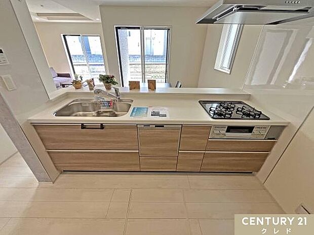 開放感のある対面式キッチンは家族に手渡しで料理や食器を手渡せます。コミュニケーションをとりながらスムーズな配膳や後片付けができます。