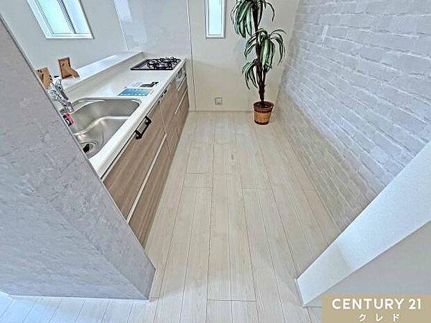 収納豊富なシステムキッチンは動線にゆとりを作り、住空間を広く確保。キッチンツールなどもすっきりと収納することができ毎日のお料理やお掃除も快適に行うことができます。