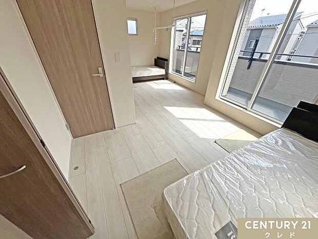 【洋室5.25帖+6帖】計11.25帖の空間は、将来間仕切りで2室にしやすい可変プラン。各スペースに収納を備え、子ども部屋や主寝室、書斎など多用途に対応します。