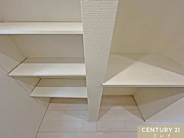 【カウンター付きパントリー】パントリーには可動棚を設置。食品の保管や防災グッズなどの収納にも使用することができます。カウンターはユーティリティースペースとしても使用することができます。