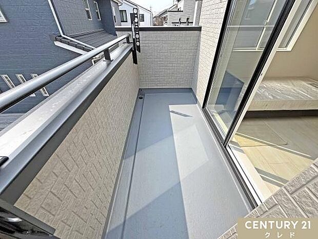 2つの部屋が繋がる南面バルコニー。洗濯物が乾きやすく、家事の時短にも貢献します。室内にも暖かな陽光を取り入れることができます。