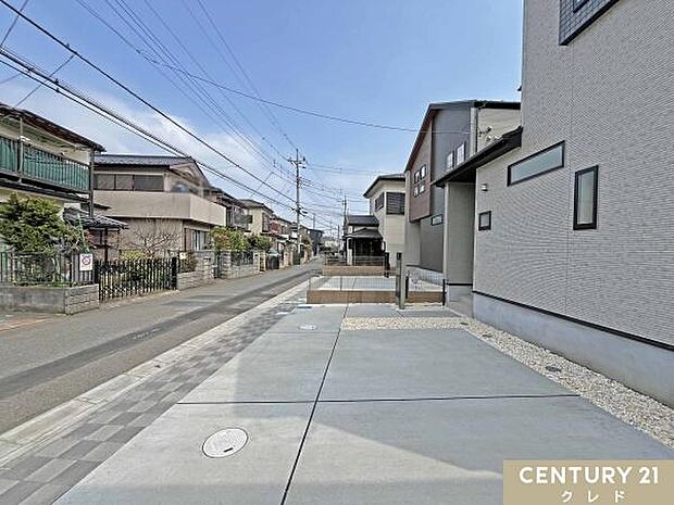 2台を停めることのできる駐車場は、スペースが広く家族の車や来客も余裕を持って駐車可能。出入りも快適で効率的にスペースを使えます。