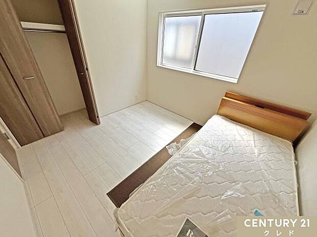 【洋室5帖　北側】5帖の洋室は書斎など家族構成やライフスタイルに合わせてマルチに対応。机やベッドを配置し、効率的な作業空間やリラックスできる場所として活用できます。