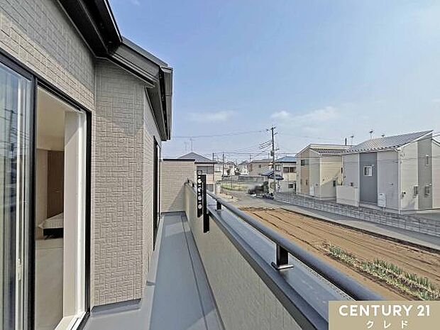 お住まいバルコニーからの眺望です。陽当たりの良い住宅街エリアのバルコニーからは、晴れた日には青々と広がる空を眺めることができます。