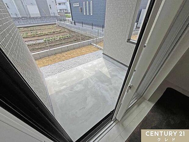 足元の舗装されたスペースはアウトドアリビングのようにお使いいただけます。内と外を繋ぐ第2のリビングで、このお住まいだからこその生活を楽しんでみてはいかがでしょう。