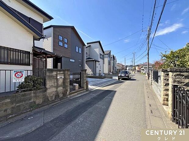 東武東上線・越生線「坂戸」駅徒歩17分。駐車場全棟並列2台!ご夫婦でお車をお持ちの方も安心です。