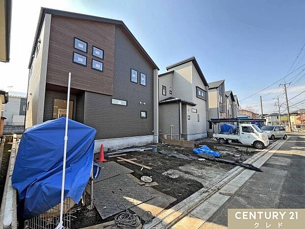 浅羽野小中学校まで徒歩11分。商業施設も近隣に充実しており、子育て家族にもオススメの住環境です。