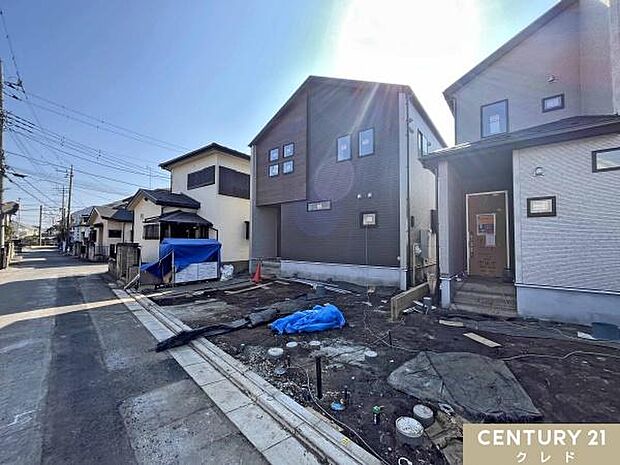 並列2台駐車可能なカースペース付き。通勤やお子様の送り迎えなど、ご夫婦でお車をお持ちの方も安心です。