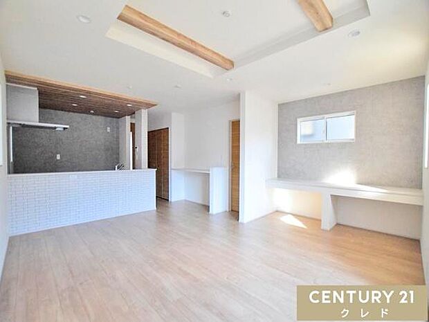 【LDK19帖】折上天井と見せ梁が空間に広がりとデザイン性をプラス。お好きなインテリアに囲まれた住空間で癒されながら家族との時間を育むことができます。