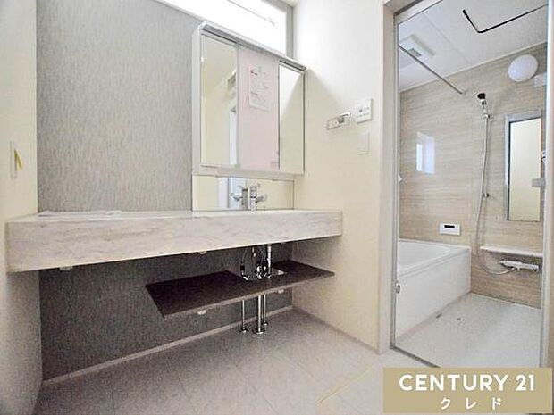 フルフラットカウンターが印象的なお洒落なオープンサニタリーを採用しました。カウンター下には、使い勝手のいい収納スペースも備えています。