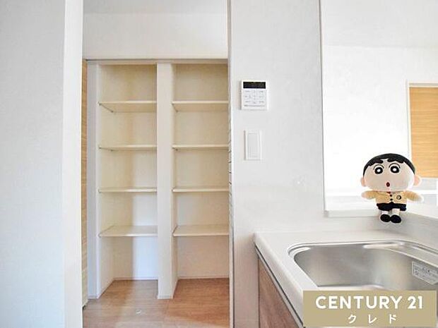 キッチンのすぐ横に大容量の可動棚を完備。食品ストックや調理家電を置くパントリーとして使えば、キッチン周りがスッキリ片付き、家事効率もアップします。